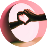 main qui forme un coeur qui se reflète dans un miroir, la vision et l'éthique thérapeutique de Caroline Henry coach et psy