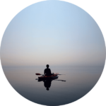 Silhouette en canoë sur une mer calme, symbolisant l’apaisement et la direction apportés par le coaching de vie