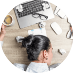 femme dormant sur bureau avec écran et café : le stress n'est pas de l'épuisement ou de la fatigue