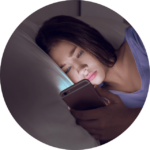 jeune fille dans son lit avec son smart phone reflet du stress des ados. avec un coaching parents ados, vous savez comment gérer