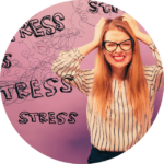 femme hurlant mot stress écrit autour. la définition du stress en image