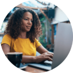 femme sur son ordi depuis un espace de co-working : le coaching en ligne accessible partout