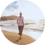 femme qui marche serine bord de mer, symbole de la liberté retrouvée avec la psychothérapie par Caroline Henry