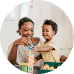 Mère qui joue avec son bambin, symbole d'un attachement mère-enfant fort et sécure
