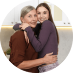 Mère et fille souriantes s'enlaçant, symbolisant le soutien émotionnel et la sérénité retrouvée grâce au coaching Parcoursup.