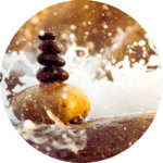 Cairn en équilibre sous un rayon de lumière - Coaching pour femmes Aix-en-Provence Caroline Henry