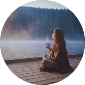 femme sereine et apaisée grâce à la psychothérapie moderne proposée par Caroline Henry