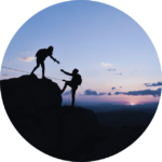 Deux alpinistes en cordée au sommet au lever du soleil, symbole de l'alliance thérapeutique et du chemin parcouru en psychothérapie moderne