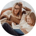 mere-fill-calme-souriante-bénéfices-concrets-coaching-parental-spécialisé