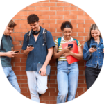 ados-groupe-smartphone-dépendance-écrans